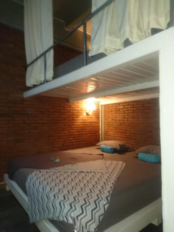 Postel nebo postele na pokoji v ubytování Shelter Hostel Malang