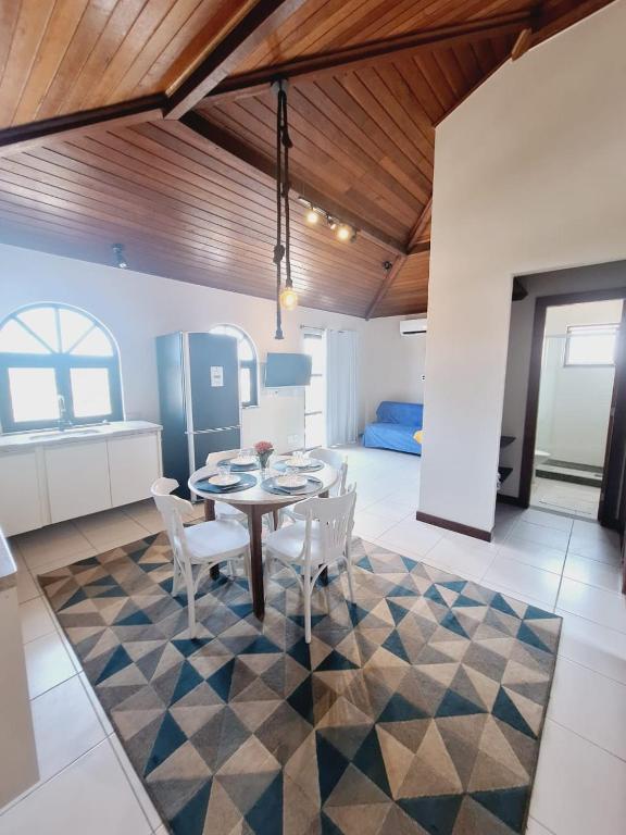 a dining room with a table and chairs in a room at Apartamento Exclusivo Búzios Centro in Búzios