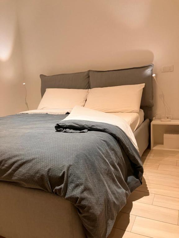 Ένα ή περισσότερα κρεβάτια σε δωμάτιο στο ROSSENA HOME tranquillo appartamento, con giardino, vicino al centro ed all'Ospedale Santa Maria Nuova SMN