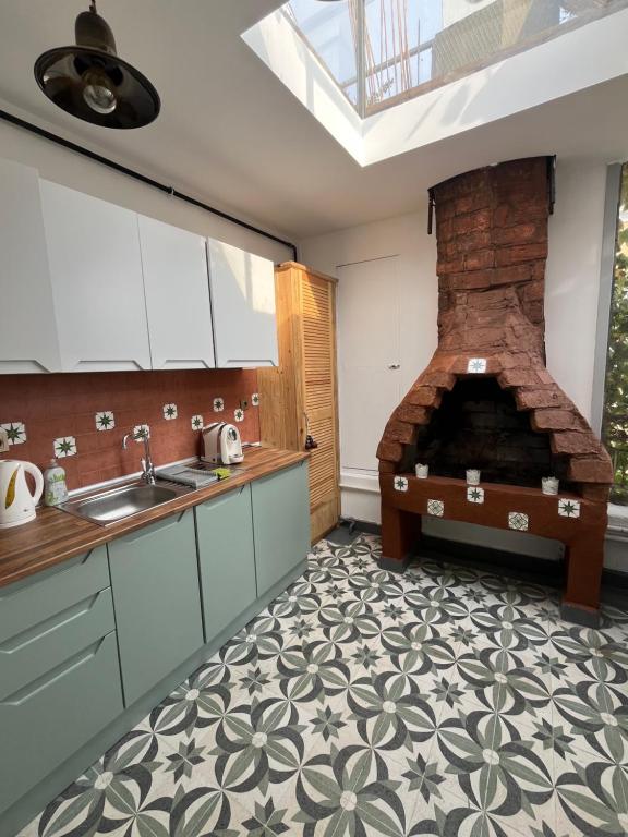 伊斯坦布尔Levant Pension de Luxe的中间设有砖炉的厨房