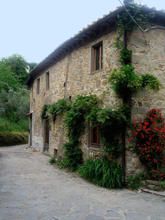 a stone building with plants on the side of it at La Balconata in Bagni di Lucca
