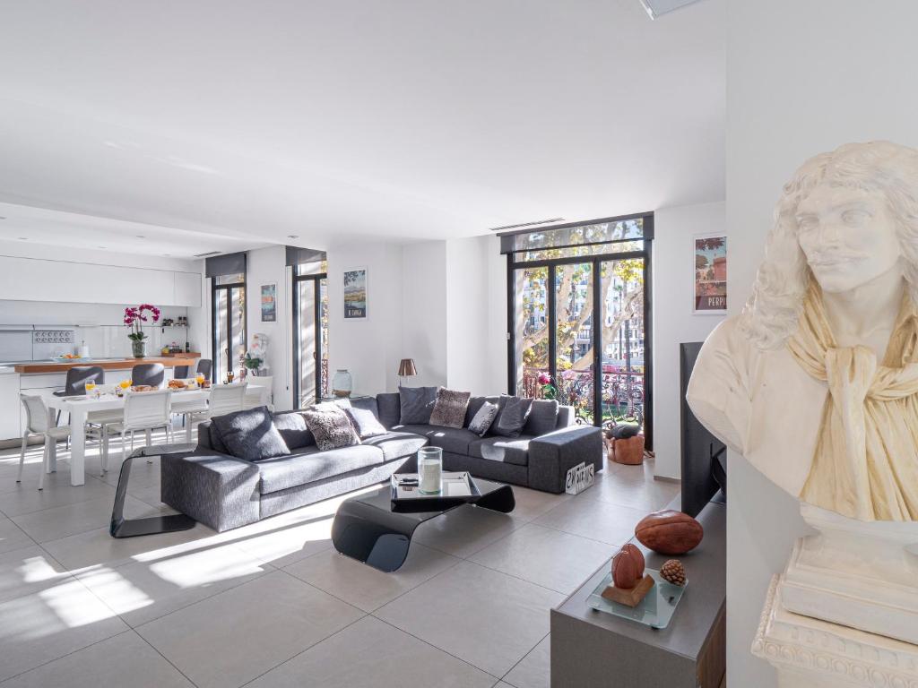 - un salon avec une statue de femme dans l'établissement La dame de France - Perpignan, à Perpignan