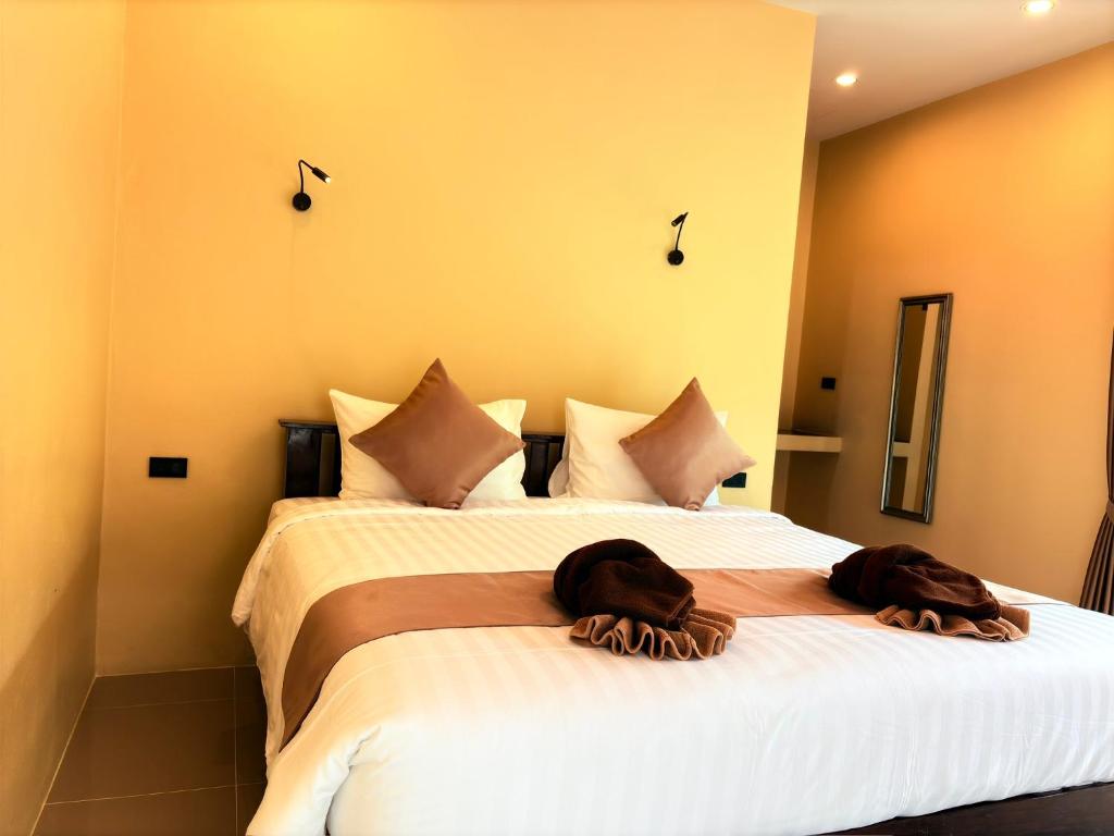 Postel nebo postele na pokoji v ubytování Serene Lanta Resort