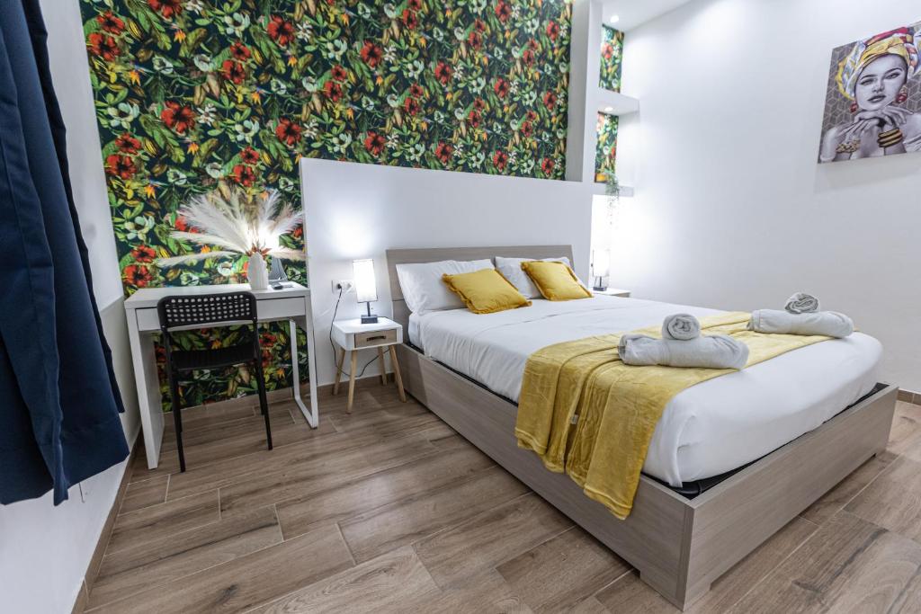 una camera da letto con un letto e un quadro sul muro di Al castello-independent house a Catania