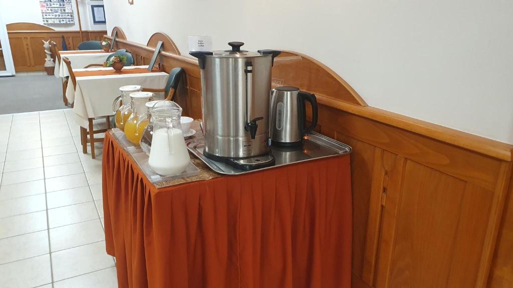 Zestaw do parzenia kawy i herbaty w obiekcie Hotel Baross