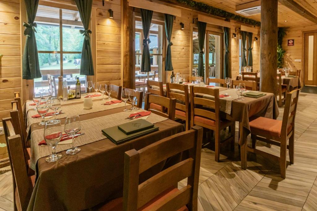 Restaurace v ubytování Hotel Porto Tara