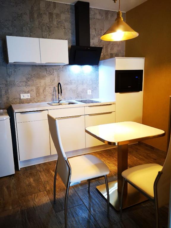 Eldhús eða eldhúskrókur á Aparthotel "Goldener Hahn Apartments"