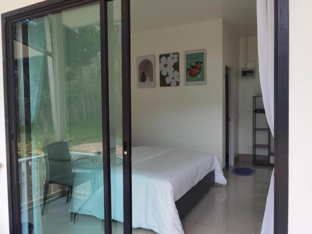 Un ou plusieurs lits dans un hébergement de l'établissement The Secret Garden Homestay Koh Yao Yai