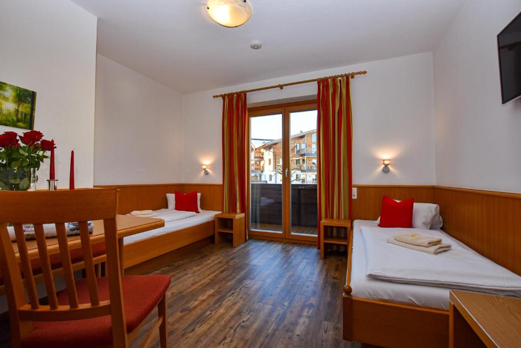 TV a/nebo společenská místnost v ubytování Hotel-Garni Austria
