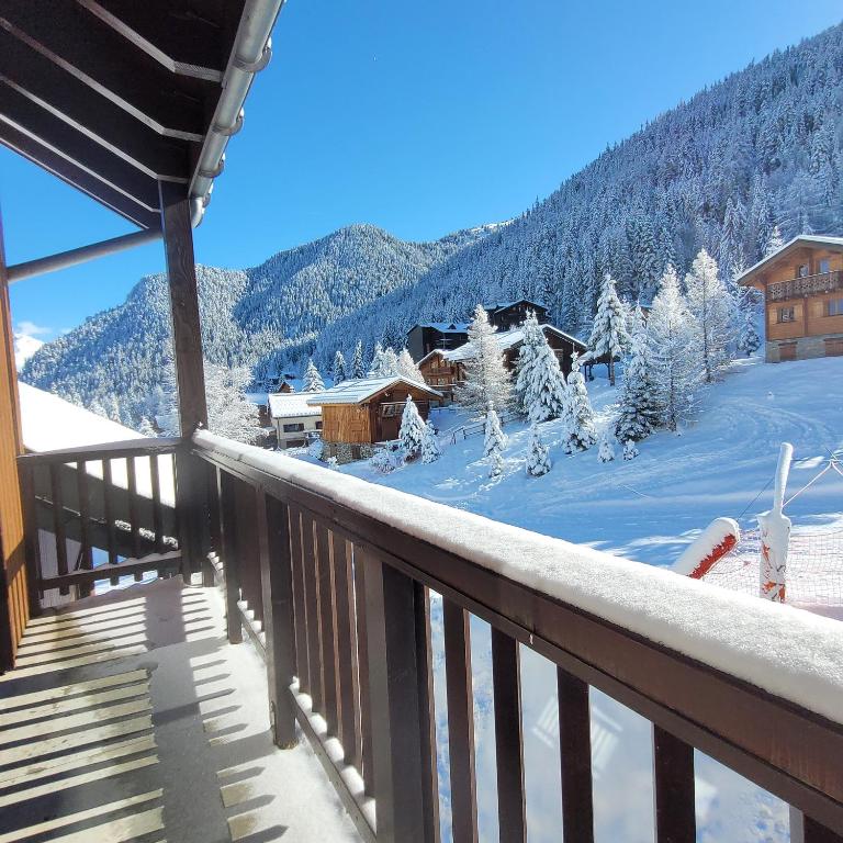 - un balcon avec vue sur un lodge de ski dans l'établissement L'Escapade, à Valfréjus