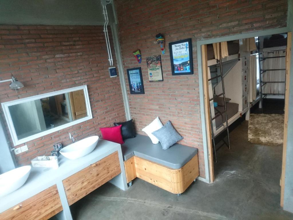 Palanda nebo palandy na pokoji v ubytování Shelter Hostel Malang