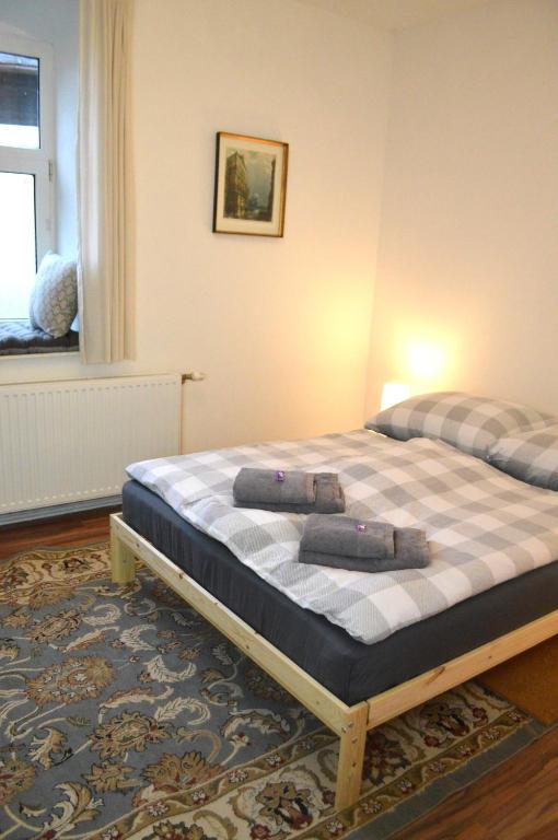 a bedroom with a bed with two towels on it at Gemütliche Ferienwohnung - Prein an der Rax in Prein an der Rax