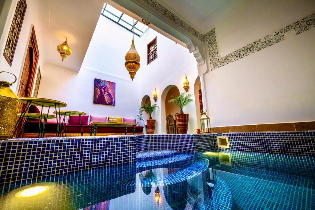 una piscina en una casa con suelo de baldosa en Riad Dekkak, en Marrakech