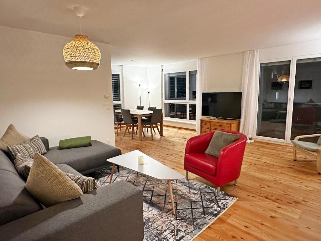 TV a/nebo společenská místnost v ubytování Echtholz, 110m2, Sport, Erholung, mit Garage - SU48