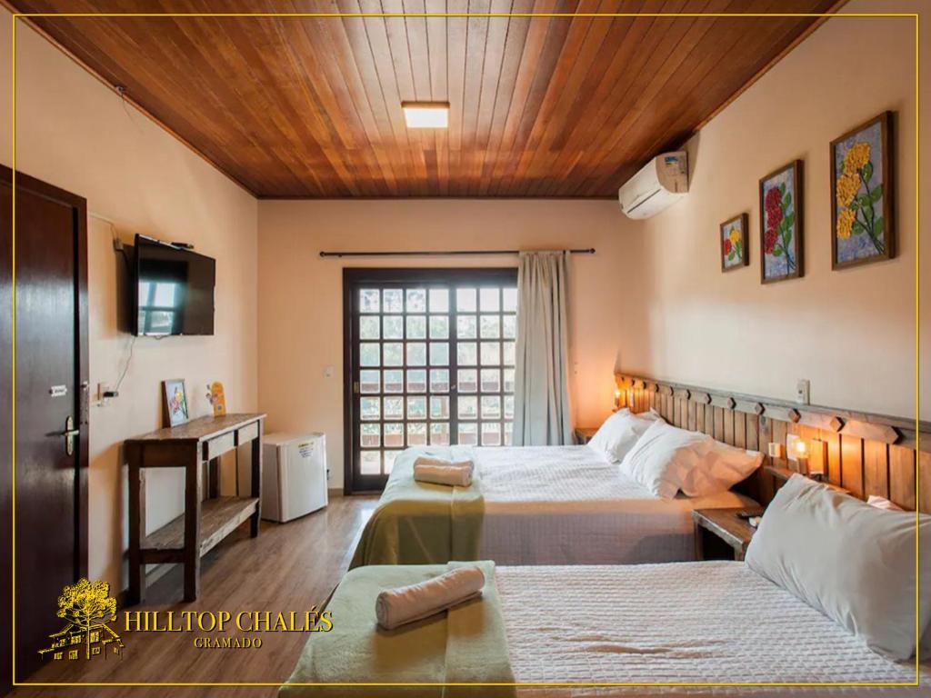 Postel nebo postele na pokoji v ubytování Hilltop Chalés Gramado