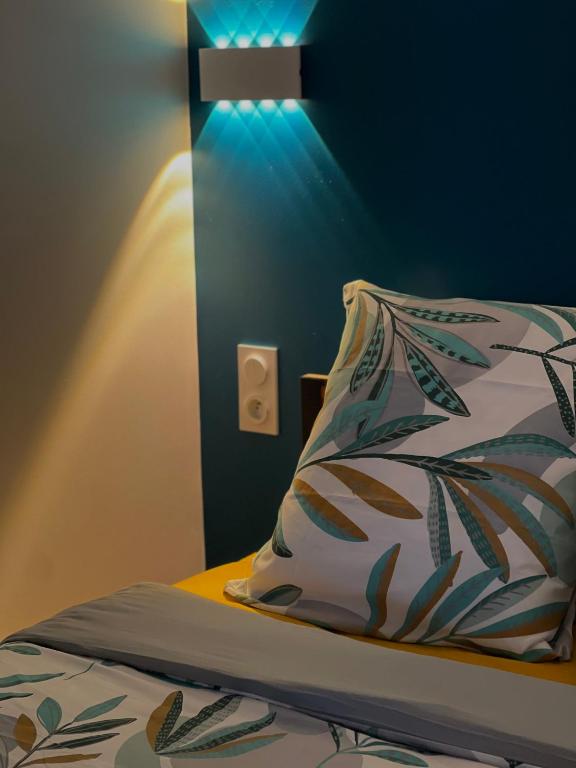 - une chambre avec un lit avec un oreiller et une lampe dans l'établissement L'ÉCRIN DE VICHY - Hypercentre - Thermes & Parcs - Ancien Palace, à Vichy