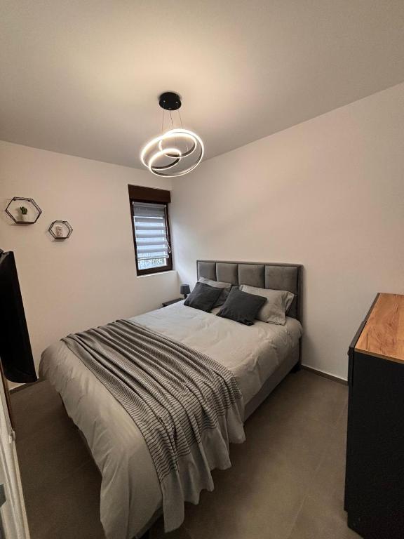 Uma cama ou camas num quarto em Apartman Kala Divčibare