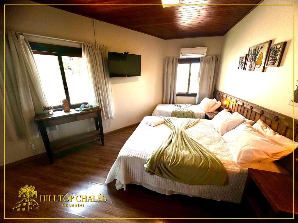 Postel nebo postele na pokoji v ubytování Hilltop Chalés Gramado