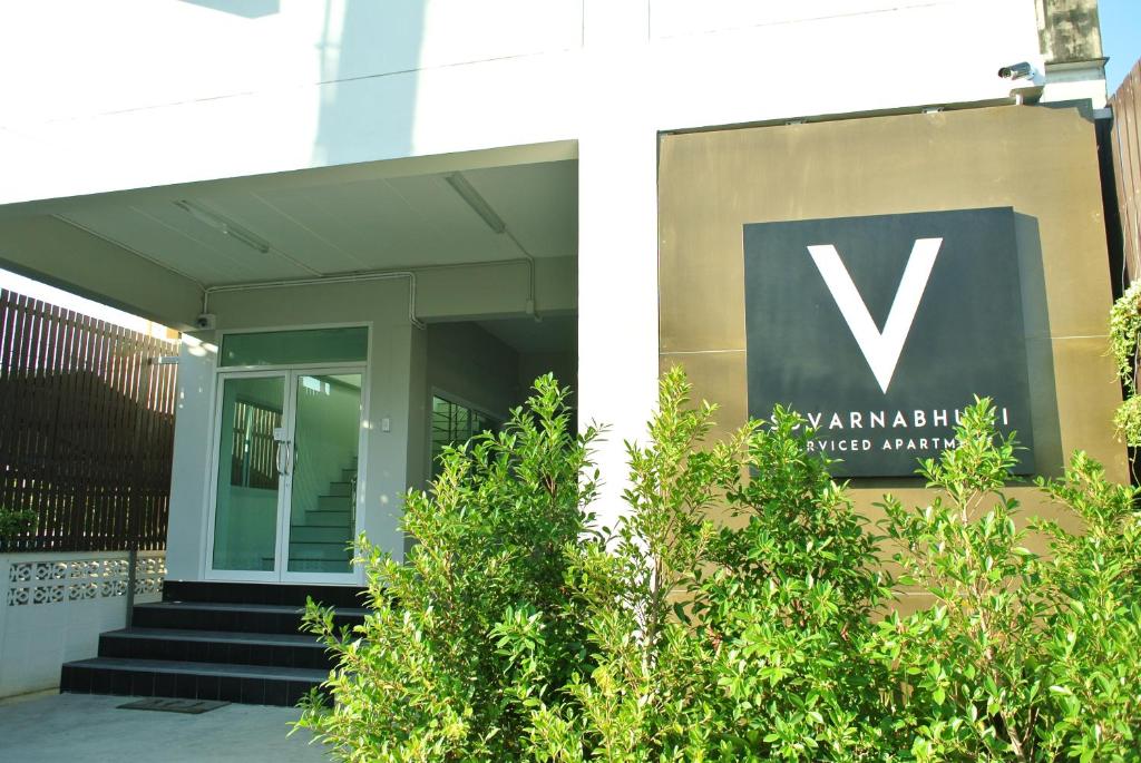un edificio con un segno V sul lato di V Suvarnabhumi วี สุวรรณภูมิ a Bang Phli