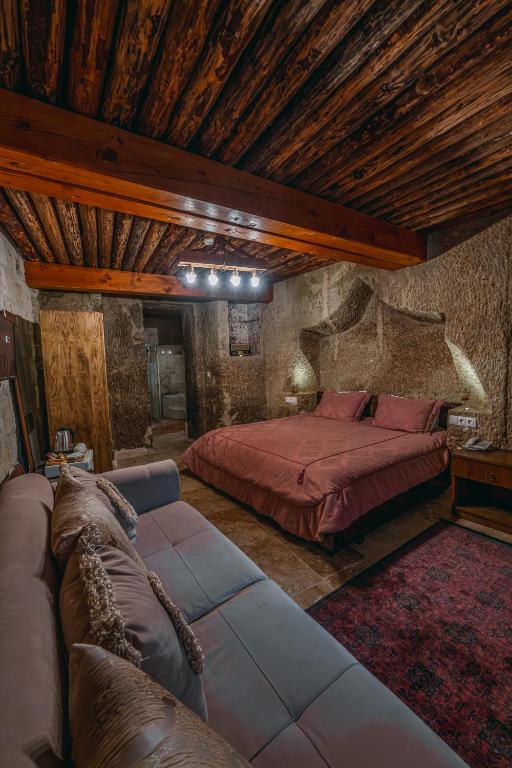 Postel nebo postele na pokoji v ubytování Belenus Cave House