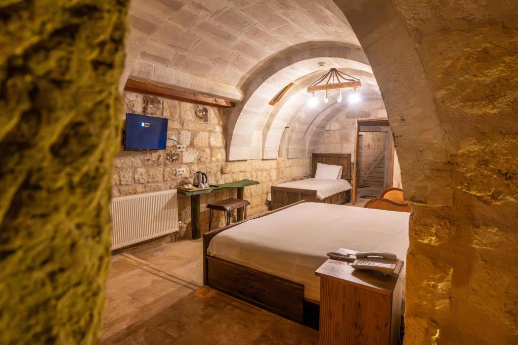 Postel nebo postele na pokoji v ubytování Belenus Cave House