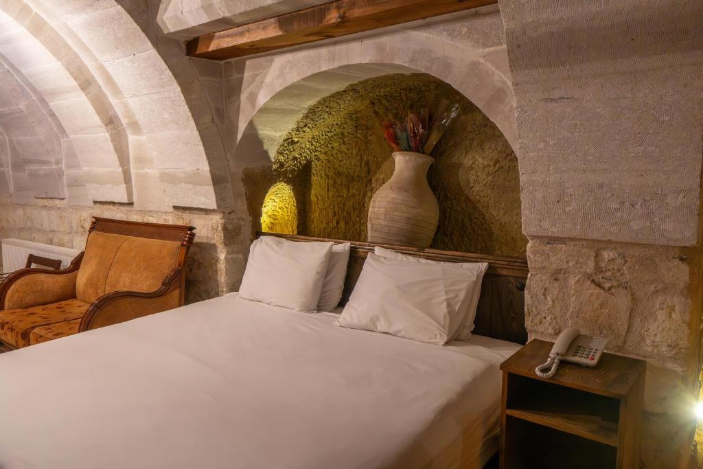Postel nebo postele na pokoji v ubytování Belenus Cave House