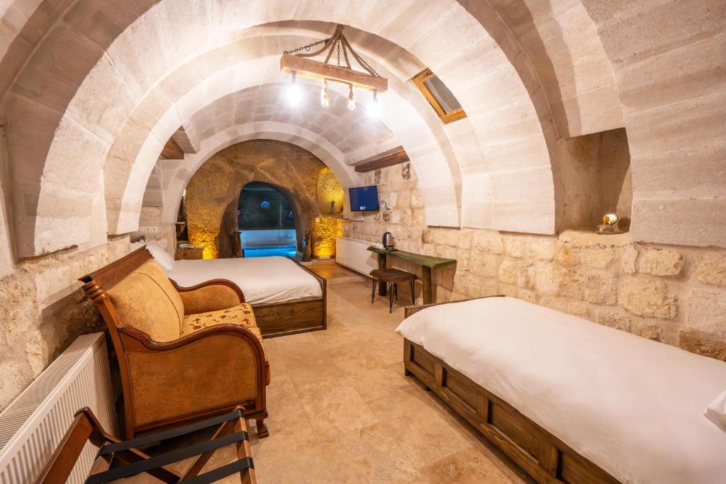 Postel nebo postele na pokoji v ubytování Belenus Cave House
