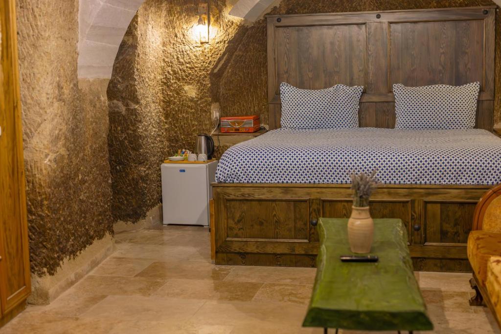 Postel nebo postele na pokoji v ubytování Belenus Cave House