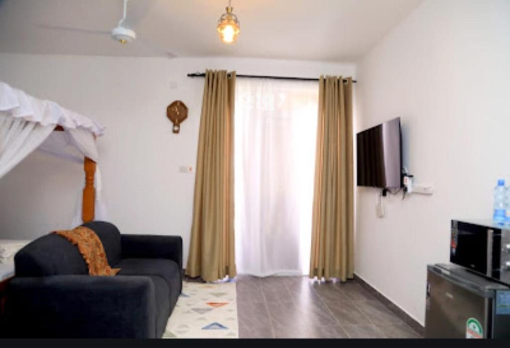 TV a/nebo společenská místnost v ubytování Mtwapa Pride Studio Apartments