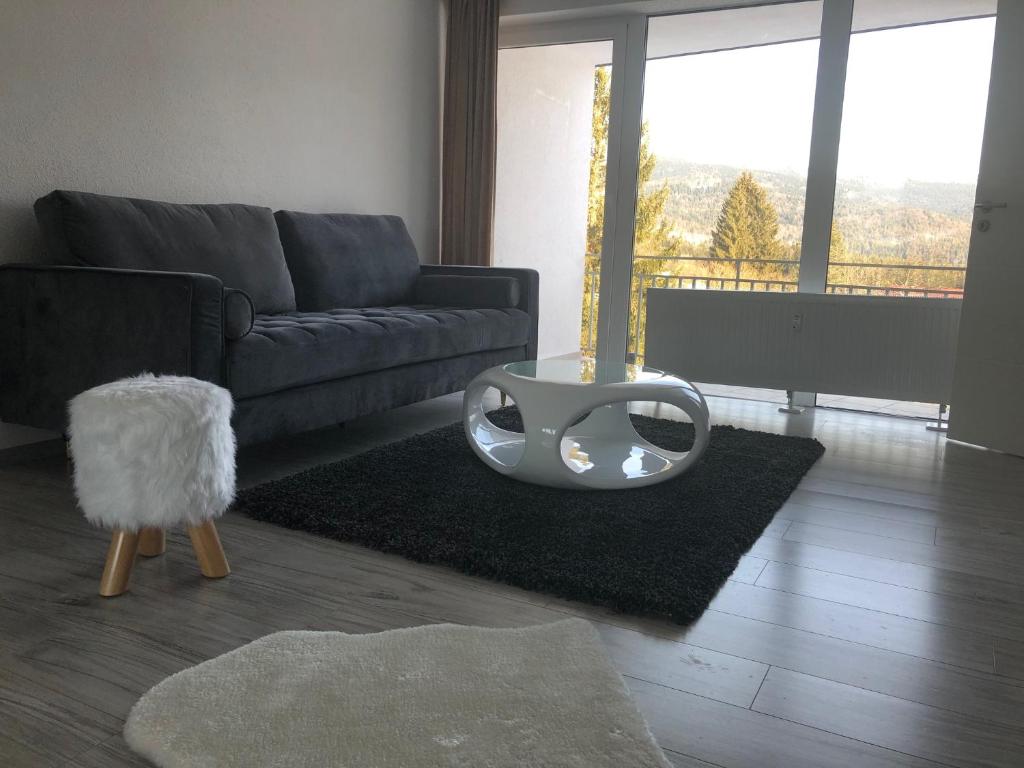 a living room with a couch and a table at Ferienwohnung im Dreiländereck in Neureichenau