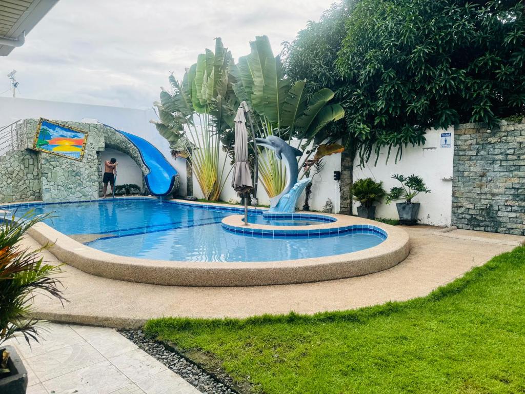 Bazén v ubytování VickyBella's FUNadise Private Resort nebo v jeho okolí