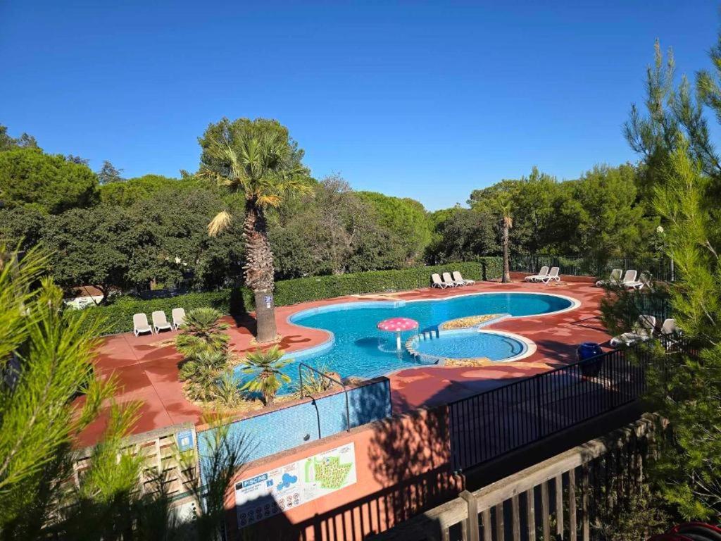 une image d'une piscine dans une cour dans l'établissement Chalet 4-6 personnes, à Agde