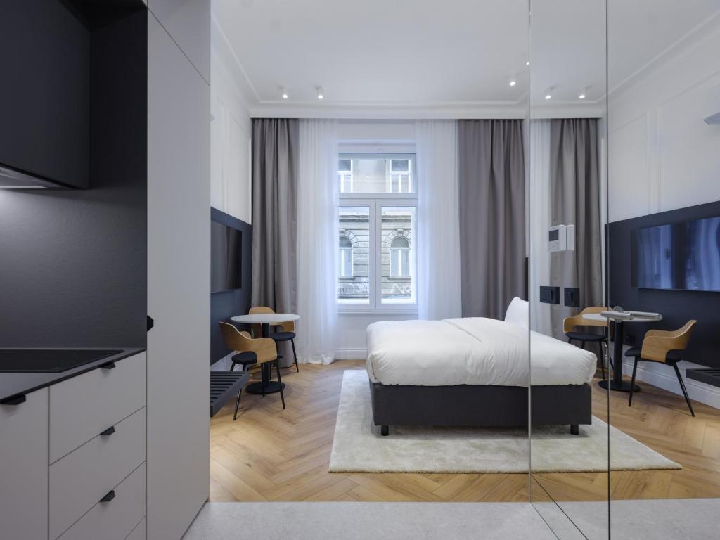 Ένα ή περισσότερα κρεβάτια σε δωμάτιο στο Fingerprint Art Apartments