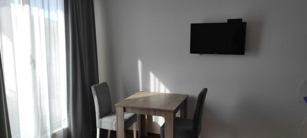 TV a/nebo společenská místnost v ubytování Apartmani METRO