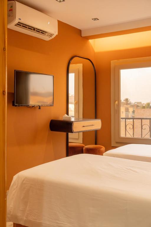 Postel nebo postele na pokoji v ubytování Brass Jimmy Pyramids Hotel, Giza, Egypt
