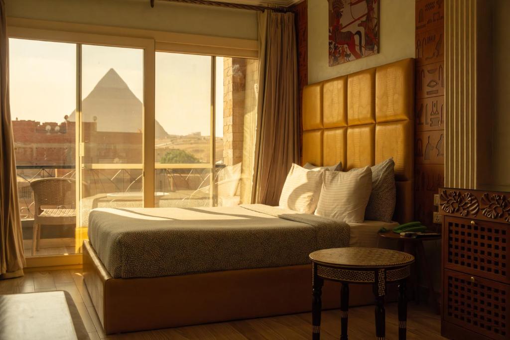 Postel nebo postele na pokoji v ubytování Brass Jimmy Pyramids Hotel, Giza, Egypt
