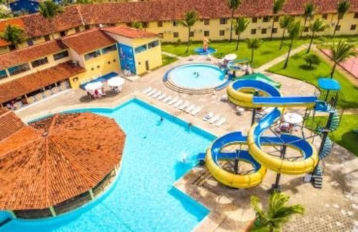 vista aerea su una piscina con parco acquatico di Promoção 09 Bahia Portobello Park a Porto Seguro