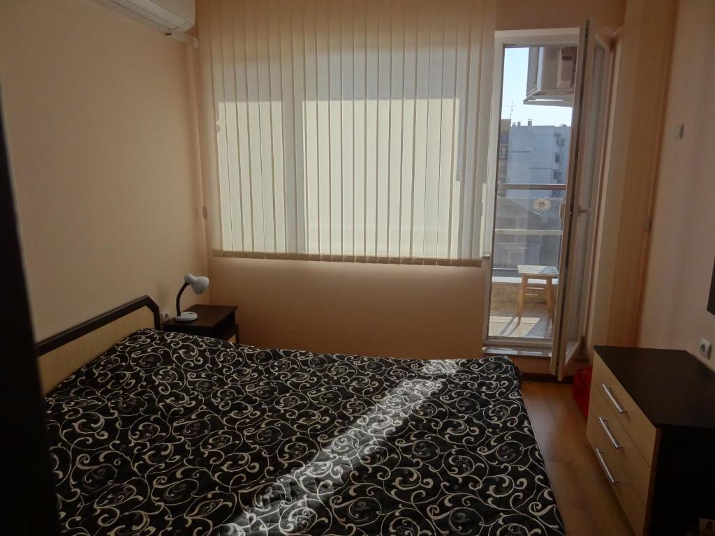 Apartment Botev في بلوفديف: غرفة نوم مع سرير ونافذة مع شرفة