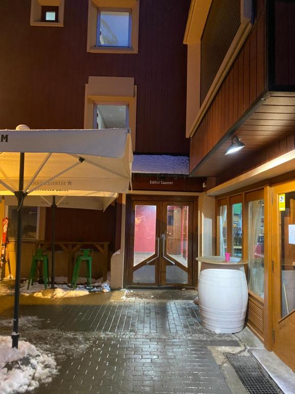 a building with awning in the middle of a patio at Petit Baqueira 1500 a pie de pistas in Baqueira-Beret