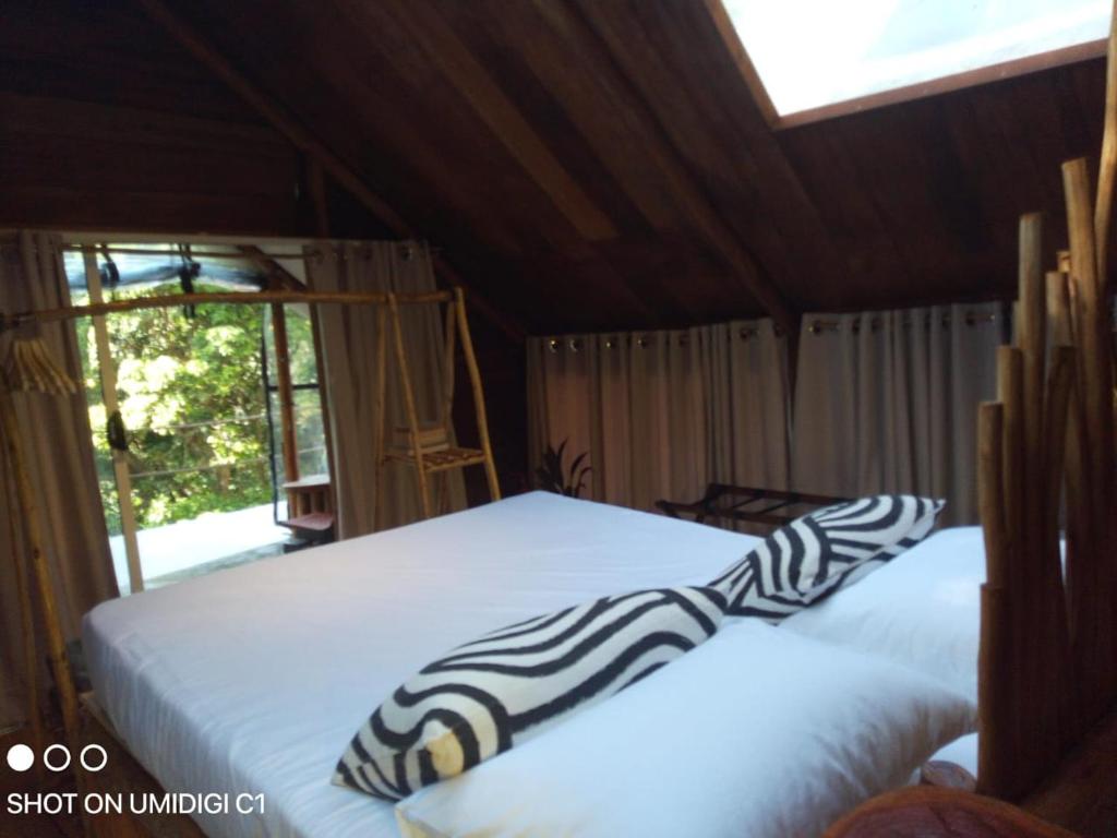 エッラにあるElla Retreat Hotel Hillside Villa for Nature Loversのシマウマの毛布が備わるドミトリールームのベッド1台分です。