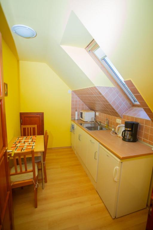Kuchyňa alebo kuchynka v ubytovaní Kondics Apartmanház