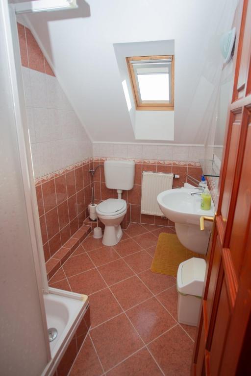 Kúpeľňa v ubytovaní Kondics Apartmanház