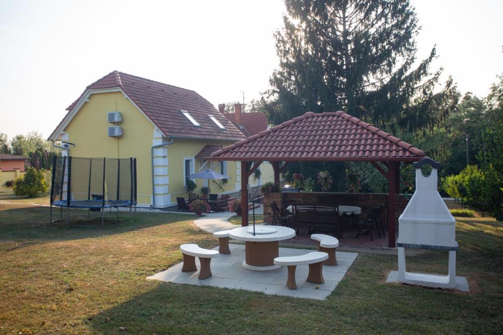 Vonkajšia záhrada v ubytovaní Kondics Apartmanház