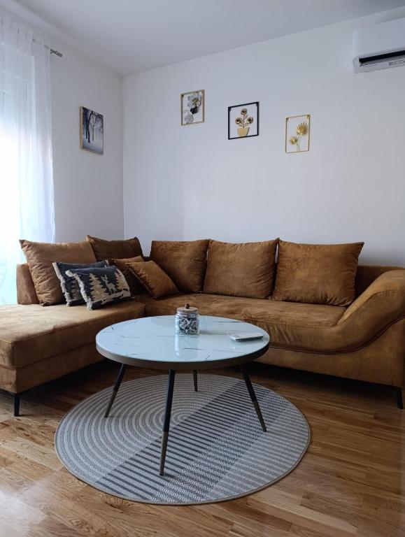 a living room with a couch and a coffee table at Stan na dan Brcko -The Gold Nook in Brčko