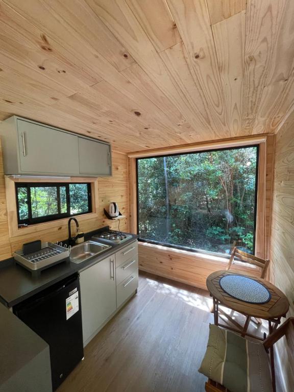 Kuchyň nebo kuchyňský kout v ubytování Pucura Eco Lodge