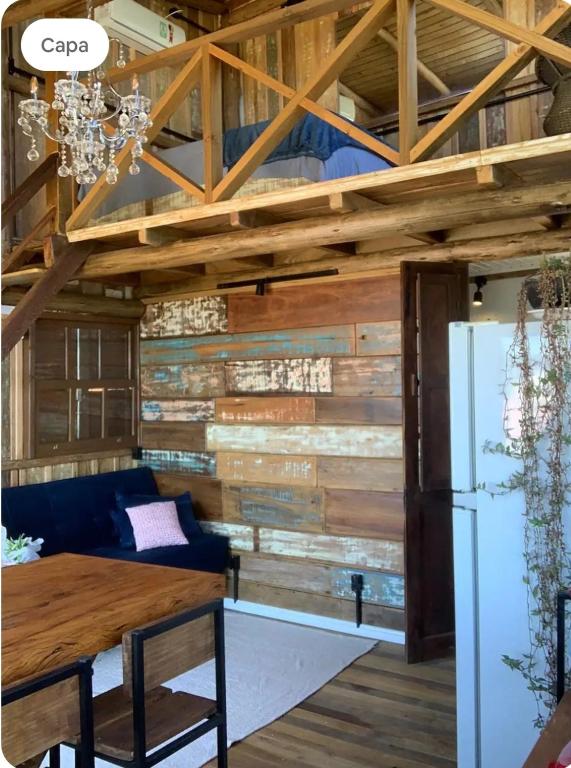 un salon avec une table et un réfrigérateur dans l'établissement Bella Vista, à Imbituba