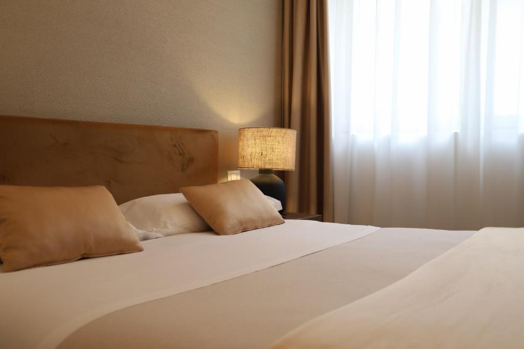 Postel nebo postele na pokoji v ubytování Outside Boutique Hotel