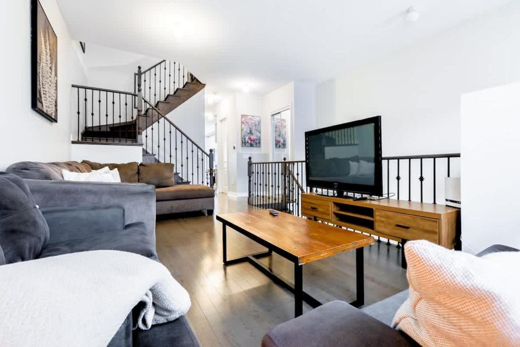 Bright High ceiling Townhouse, Richmond Hill (updated prices 2025)