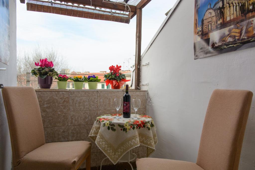 stół z butelką wina i 2 krzesłami w obiekcie Apartment Oaza w Splicie