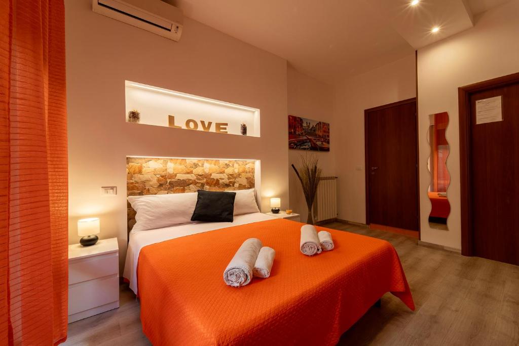 Uma cama ou camas num quarto em MAGICFIVEROOMS di ANISA
